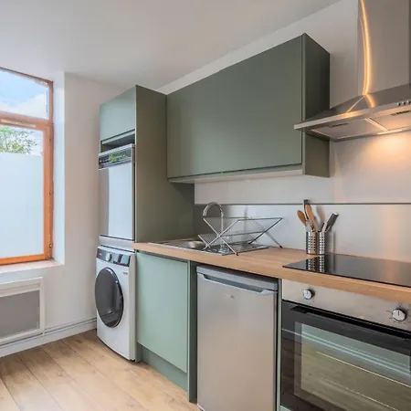 Maisonette 2 Avec Cour, Proche Tram Holiday home